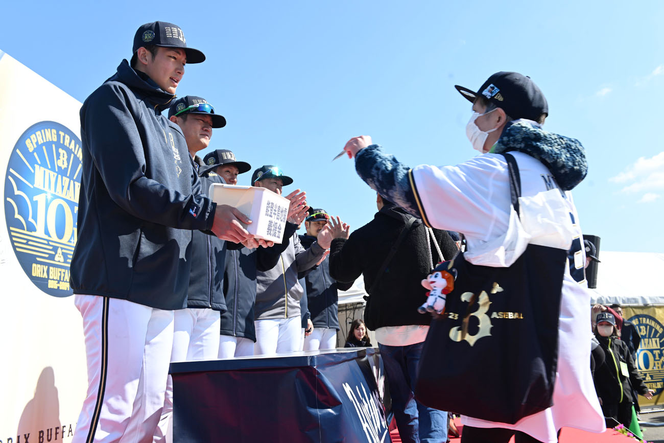 能登半島地震で募金活動をする山崎（左）らオリックスの選手（撮影・和賀正仁）
