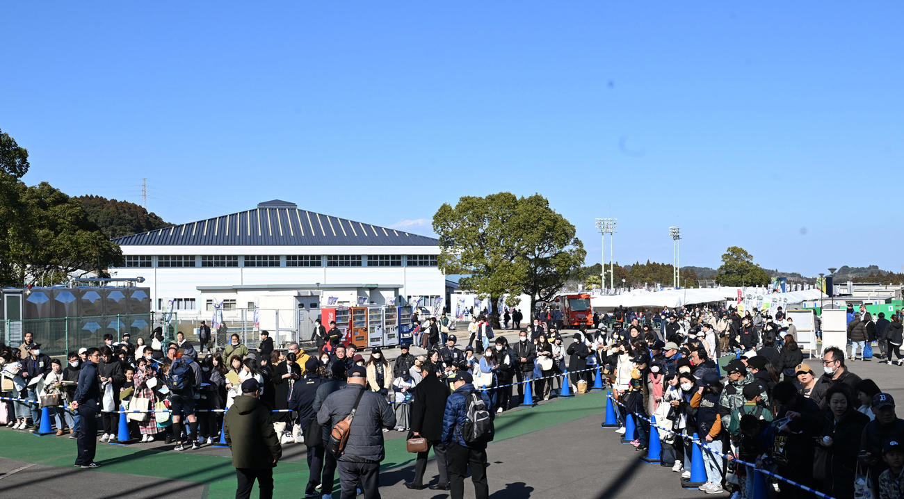 週末を迎えオリックスのキャンプ地には2万人を超えるファンが詰めかけた（撮影・和賀正仁）
