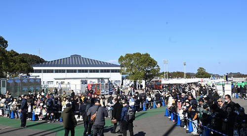 週末を迎えオリックスのキャンプ地には2万人を超えるファンが詰めかけた（撮影・和賀正仁）