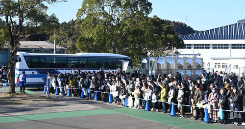 週末を迎えオリックスのキャンプ地には2万人を超えるファンが詰めかけた（撮影・和賀正仁）