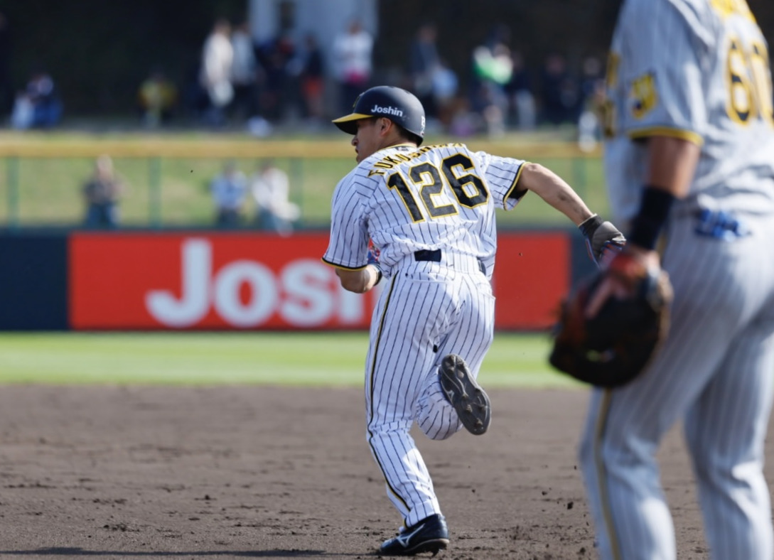 阪神春季キャンプ紅白戦　7回裏白組無死一塁、二盗を決める代走福島（撮影・藤尾明華）