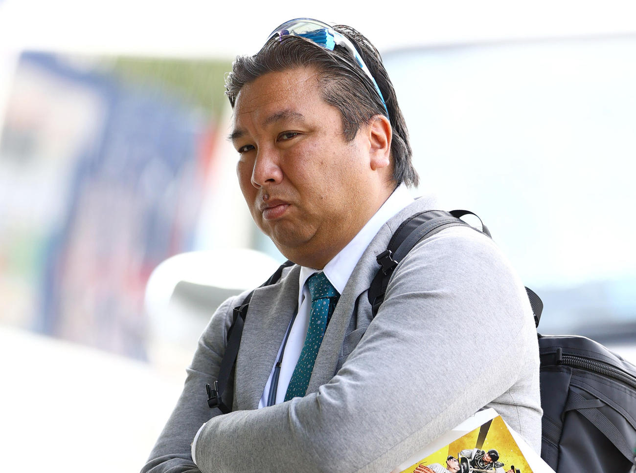 2月7日、宜野座のブルペンを視察する日刊スポーツ評論家の里崎智也氏（撮影・上山淳一）