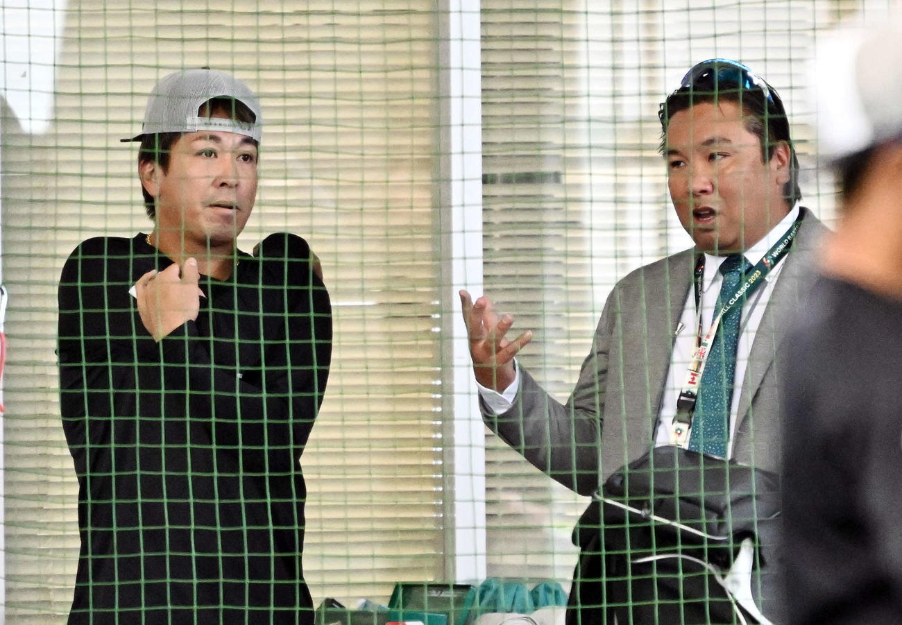 9日、ロッテ益田（左）は視察に訪れた里崎氏と話す（撮影・滝沢徹郎）