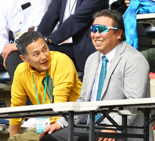2月7日、宜野座を視察する日刊スポーツ評論家の里崎氏（撮影・上山淳一）