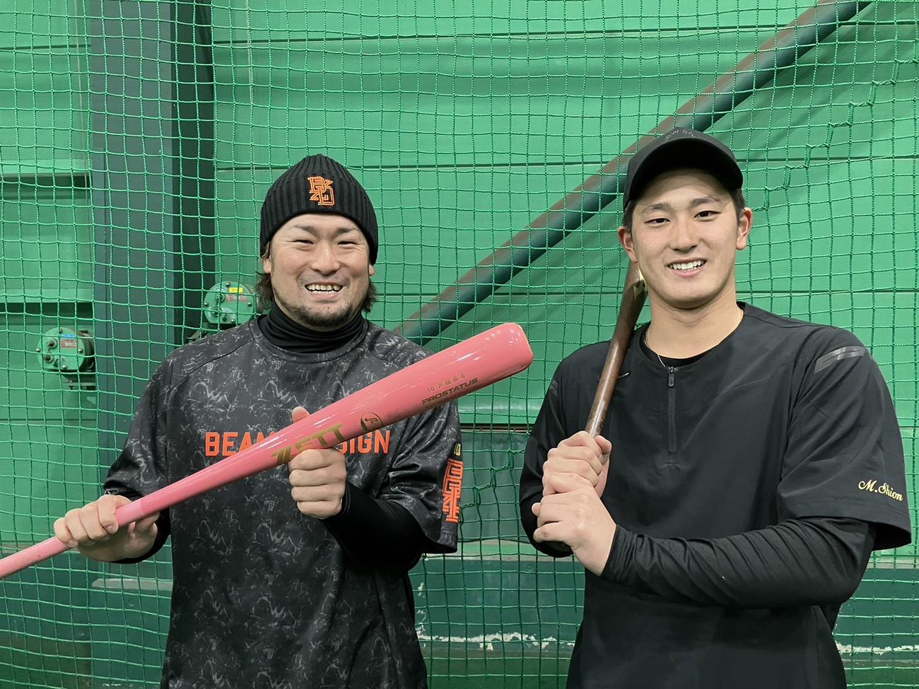 合同自主トレしたDeNA戸柱（左）と松尾。戸柱は笑顔でバントのポーズ