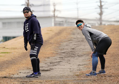 坂道でダッシュを繰り返すDeNA戸柱（左）と松尾（2024年1月22日撮影）