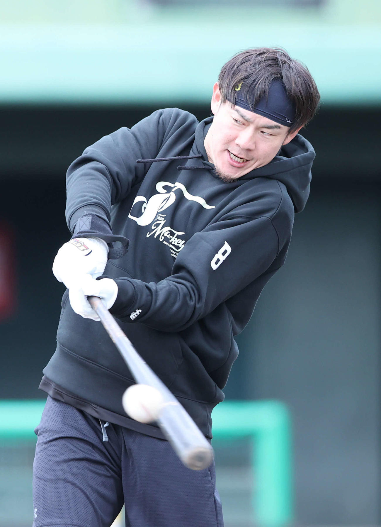 ロングティーで汗を流す牧原大（撮影・梅根麻紀）