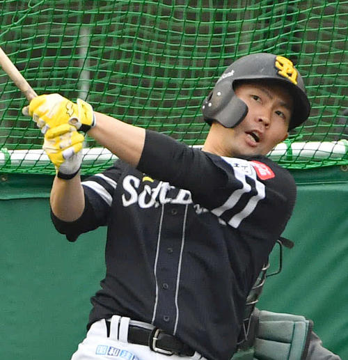 ランチ特打を行うソフトバンク中村晃（撮影・岩下翔太）
