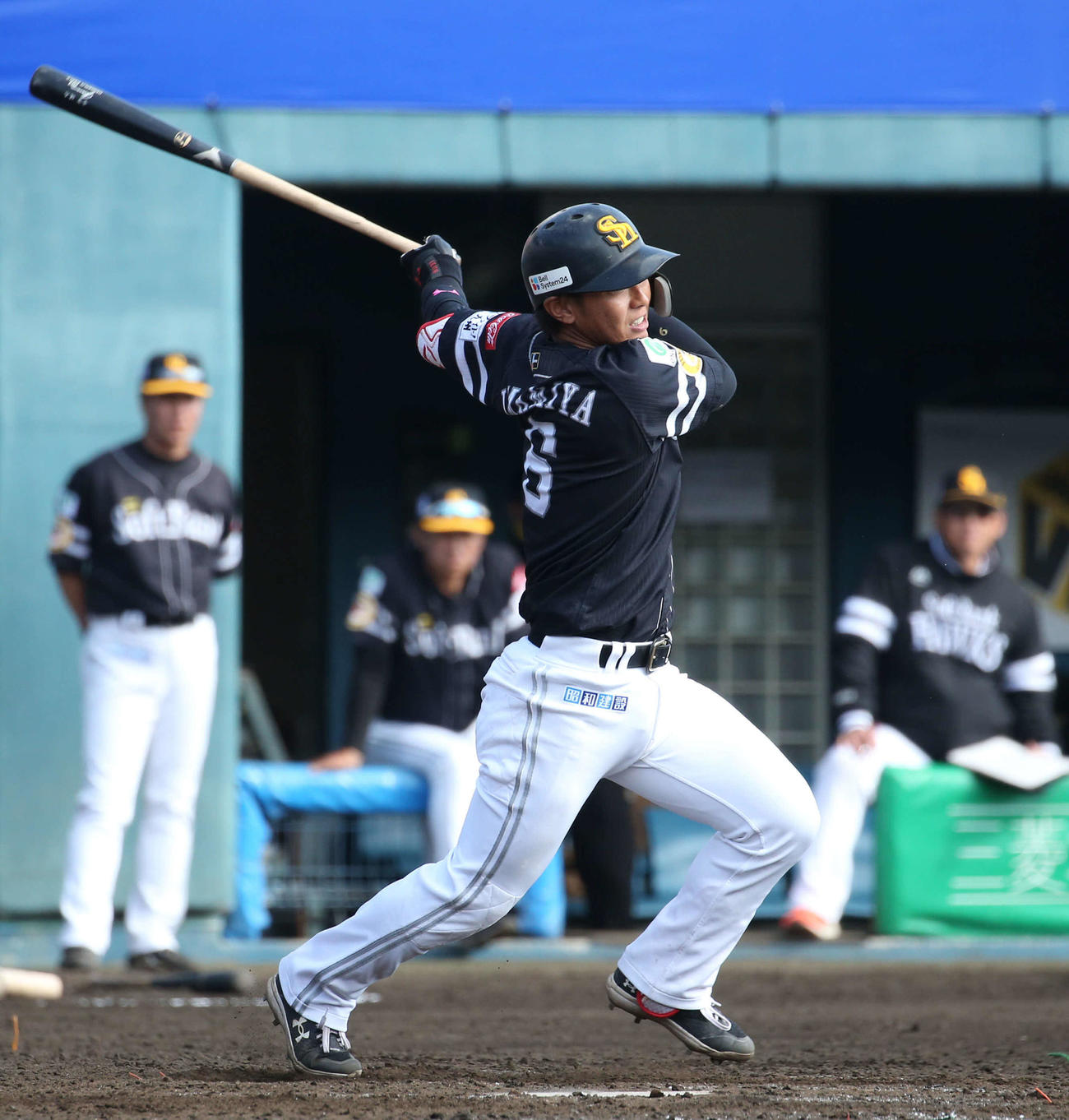 18日のソフトバンク紅白戦で6回に右前適時打を放つ今宮
