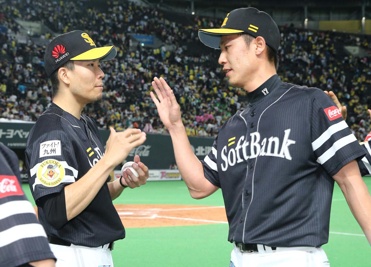 試合後、岩崎（右）からウイニングボールを受け取る千賀（2017年5月撮影）