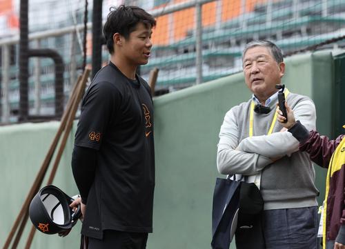 巨人対ヤクルト　試合前、言葉を交わす巨人佐々木（左）と徳光和夫氏（撮影・河田真司）