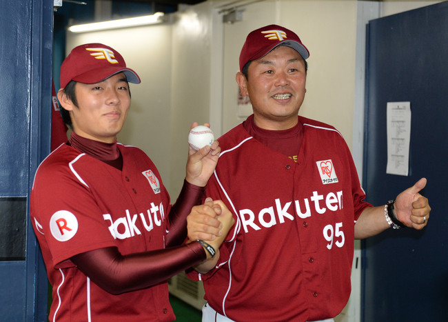 オリックス対楽天10回戦　初勝利を挙げた松井裕樹（左）はウイニングボールを手に大久保博元監督代行の祝福に笑顔を見せる（2014年7月2日撮影）