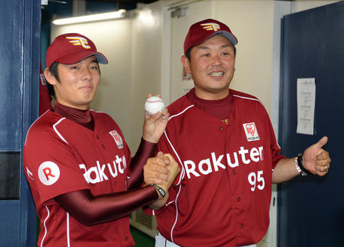 オリックス対楽天10回戦　初勝利を挙げた松井裕樹（左）はウイニングボールを手に大久保博元監督代行の祝福に笑顔を見せる（2014年7月2日撮影）