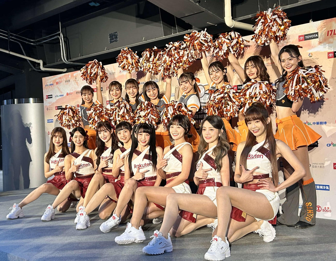 笑顔を見せる楽天ガールズ（前列）とヴィーナス（2024年3月3日撮影）