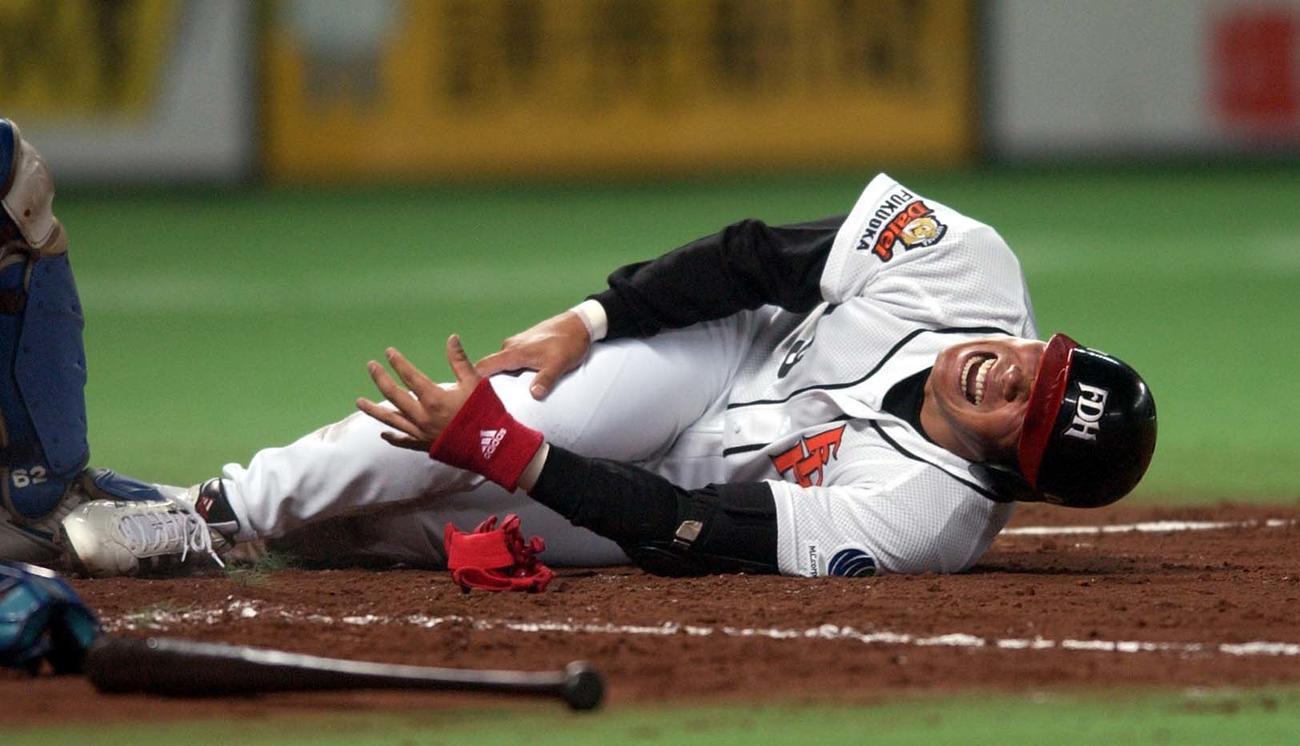 ホームに滑りこんだ小久保裕紀は右足を痛め苦もんの表情を浮かべる（2003年3月6日撮影）