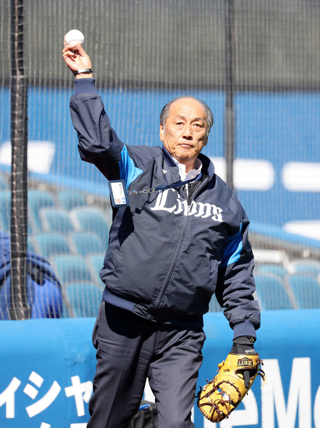 DeNA対西武　キャッチボールする西武渡辺GM（撮影・鈴木正人）