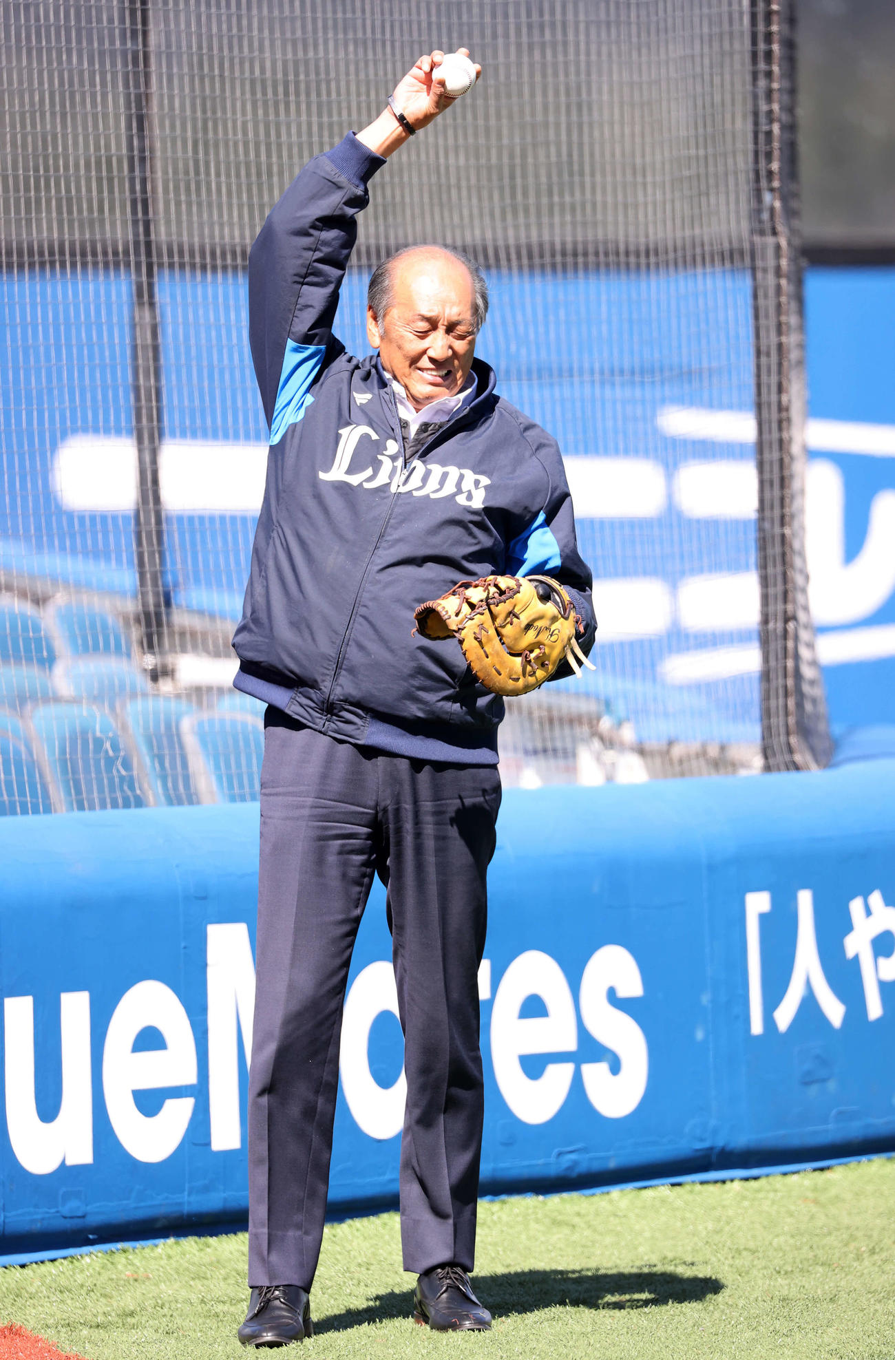 DeNA対西武　キャッチボール中、肩を回す西武渡辺GM（撮影・鈴木正人）
