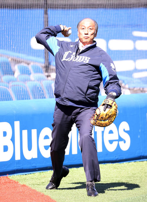 DeNA対西武　キャッチボールする西武渡辺GM（撮影・鈴木正人）