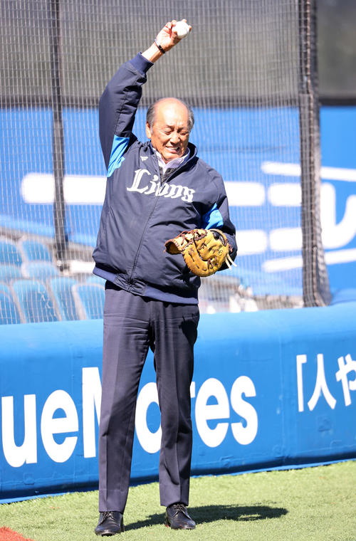 DeNA対西武　キャッチボール中、肩を回す西武渡辺GM（撮影・鈴木正人）