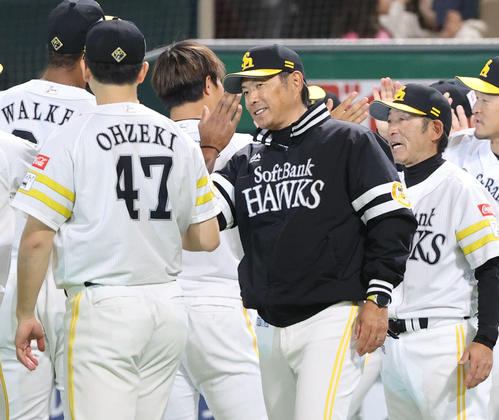 ソフトバンク対西武　西武に勝利し、左からウォーカー、大関らを迎える小久保監督（撮影・梅根麻紀）
