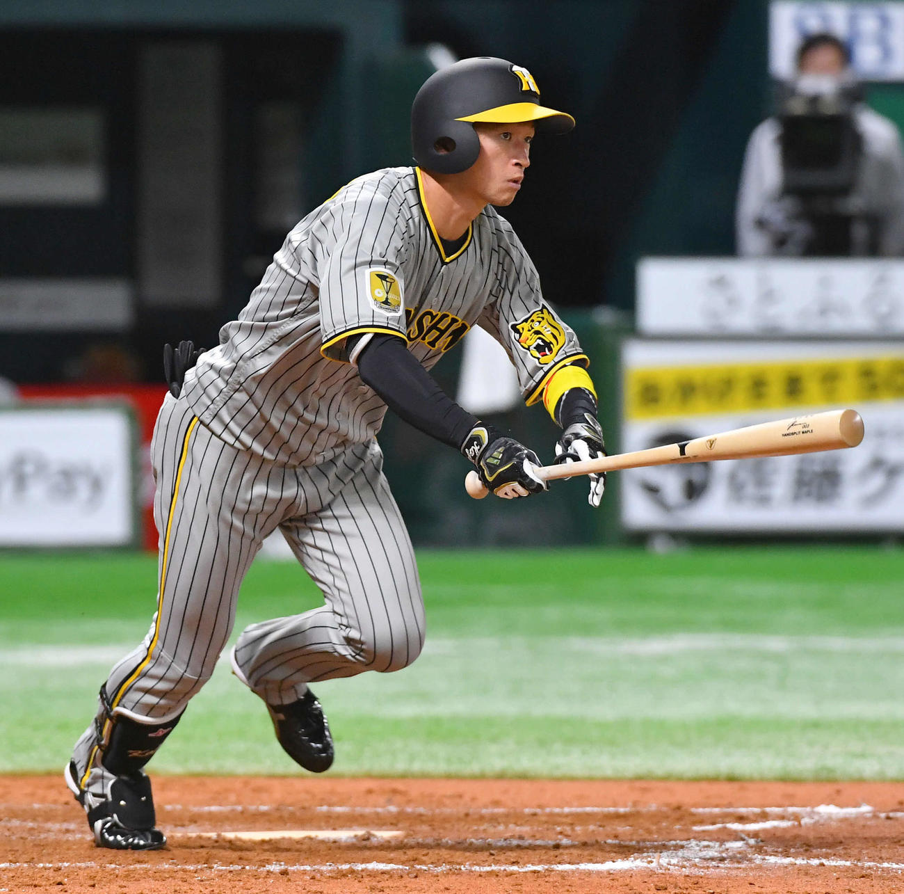 ソフトバンク対阪神　5回表阪神無死、近本は右三塁打を放つ（撮影・岩下翔太）
