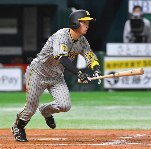 ソフトバンク対阪神　5回表阪神無死、近本は右三塁打を放つ（撮影・岩下翔太）