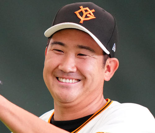 笑顔を見せる巨人菅野智之（2024年2月撮影）