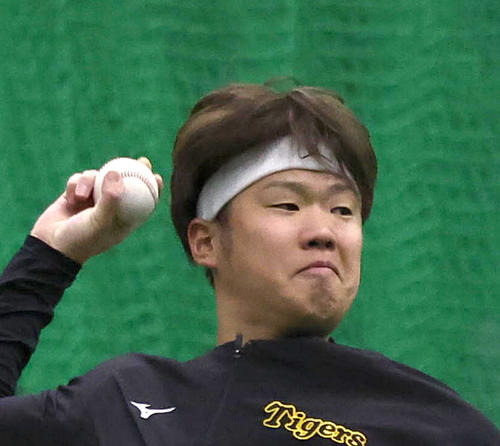 キャッチボールする西勇輝（2024年3月撮影）
