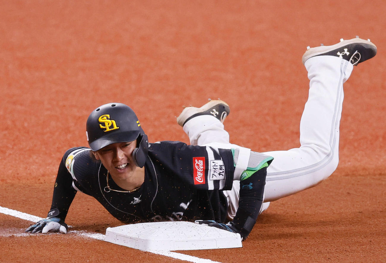 オリックス対ソフトバンク　1回表ソフトバンク1死、中越えに三塁打を放ち滑り込む今宮（撮影・藤尾明華）