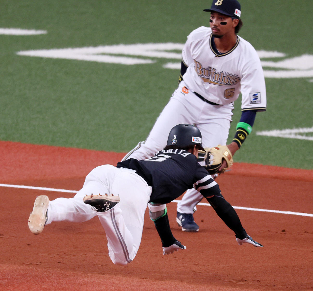 オリックス対ソフトバンク　1回表ソフトバンク1死、今宮は右三塁打を放ちヘッドスライディング（撮影・加藤哉）