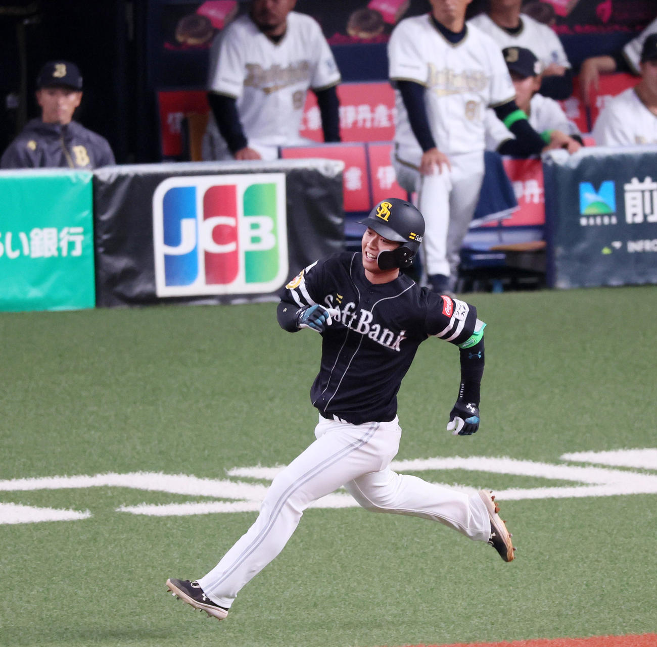 オリックス対ソフトバンク　1回表ソフトバンク1死、今宮は中三塁打を放つ（撮影・加藤哉）