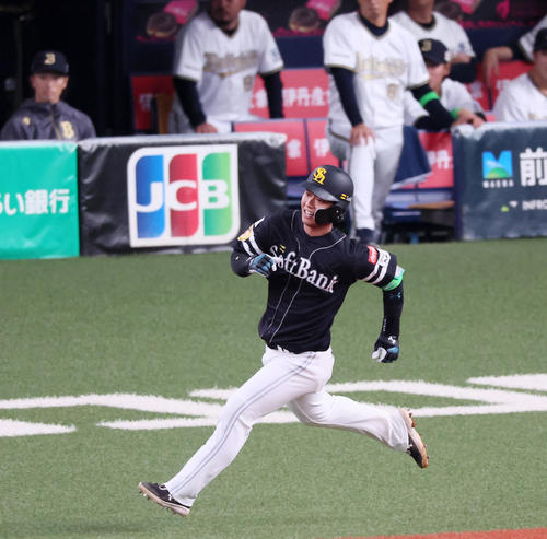 オリックス対ソフトバンク　1回表ソフトバンク1死、今宮は中三塁打を放つ（撮影・加藤哉）
