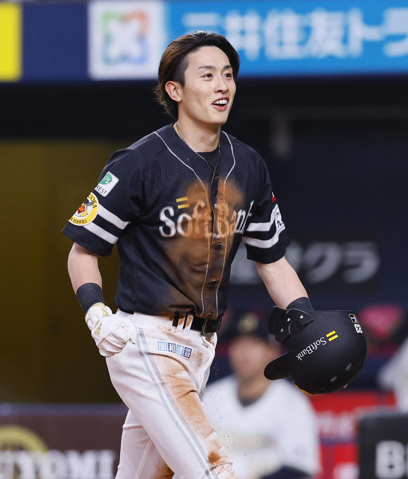 オリックス対ソフトバンク　8回表ソフトバンク1死一塁、今宮の右前適時打と相手失策の間に生還し、ガッツポーズをする周東（撮影・藤尾明華）