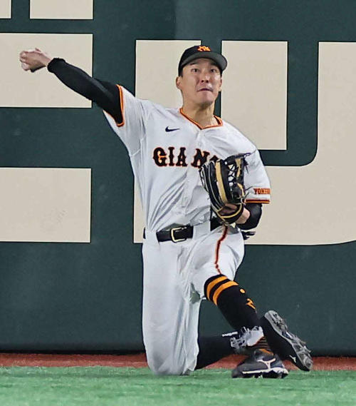 3月29日　阪神森下の飛球を好捕し内野へ返球する巨人梶谷