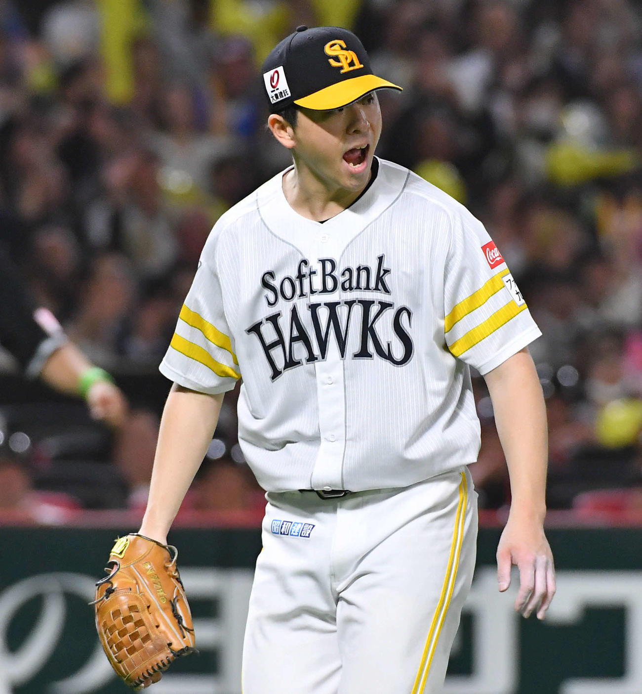 ソフトバンク対ロッテ　7回表ロッテ2死満塁、中村奨を遊ゴロに打ち取り、雄たけびを上げる大関（撮影・岩下翔太）