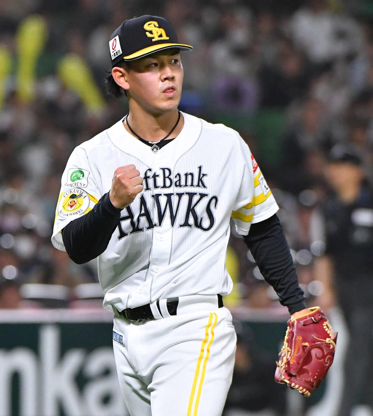 ソフトバンク対ロッテ　9回表ロッテ2死、中村奨を空振り三振に抑えて試合を締め、ガッツポーズする岩井（撮影・岩下翔太）