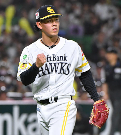 ソフトバンク対ロッテ　9回表ロッテ2死、中村奨を空振り三振に抑えて試合を締め、ガッツポーズする岩井（撮影・岩下翔太）