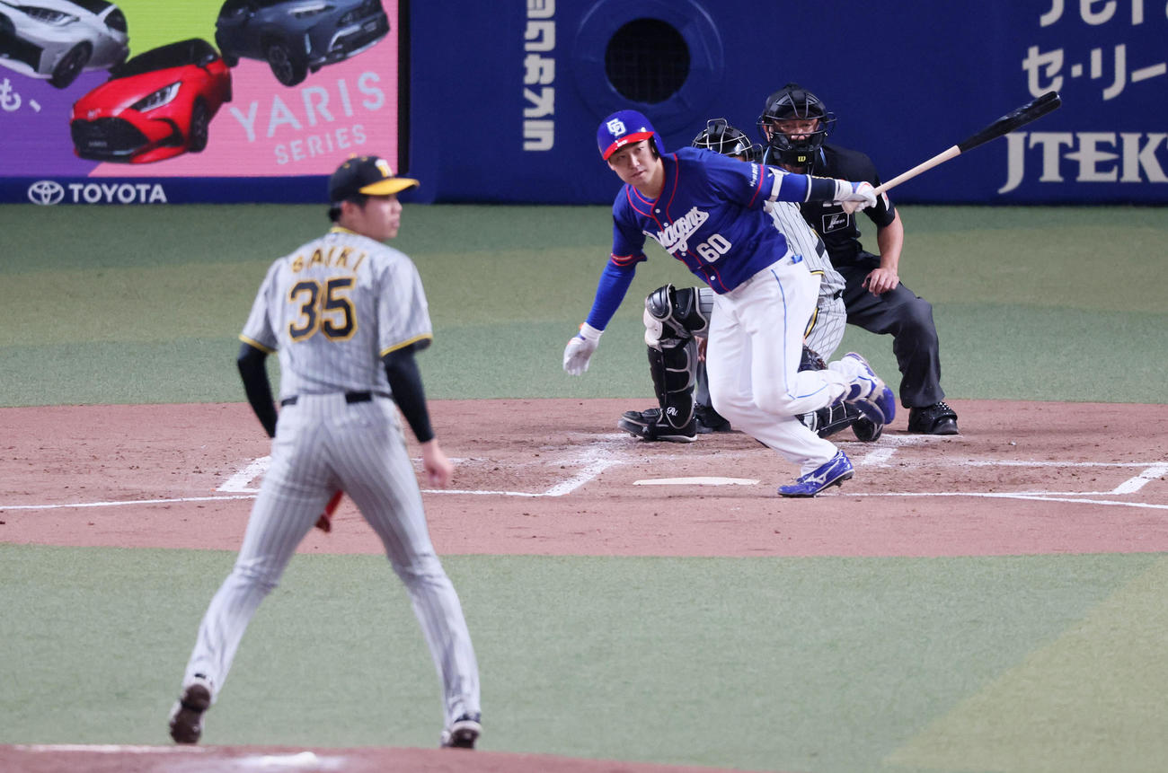 中日対阪神　2回裏中日2死一、二塁、山本は左適時打を放つ。投手は才木（撮影・加藤哉）