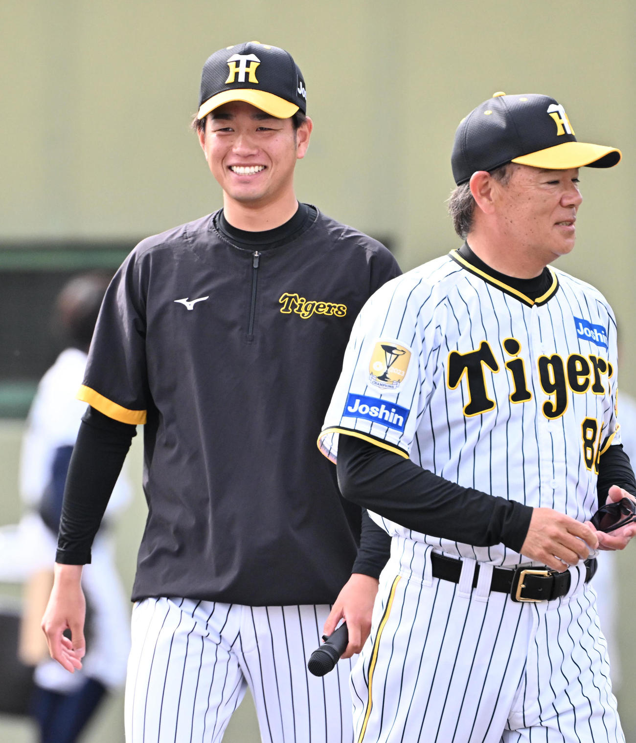 4月17日、阪神対オリックス　試合終了後笑顔を見せる高橋（左）。左は和田2軍監督