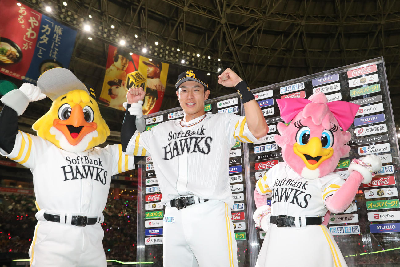 ソフトバンク対西武　ヒーローになった柳田はお立ち台でガッツポーズ（撮影・梅根麻紀）
