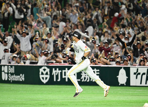 ソフトバンク対西武　9回裏ソフトバンク2死一二塁、柳田は逆転サヨナラ本塁打を放つ（撮影・林敢治）