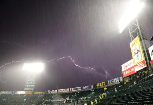 阪神対巨人　10回表、降雨コールドとなり甲子園球場上空には稲妻が光る（2024年4月16日撮影）