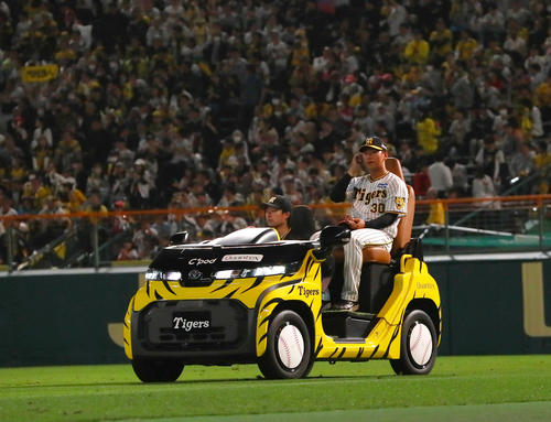 阪神対中日　9回表にリリーフカーでマウンドへ向かう阪神門別（2024年4月撮影）