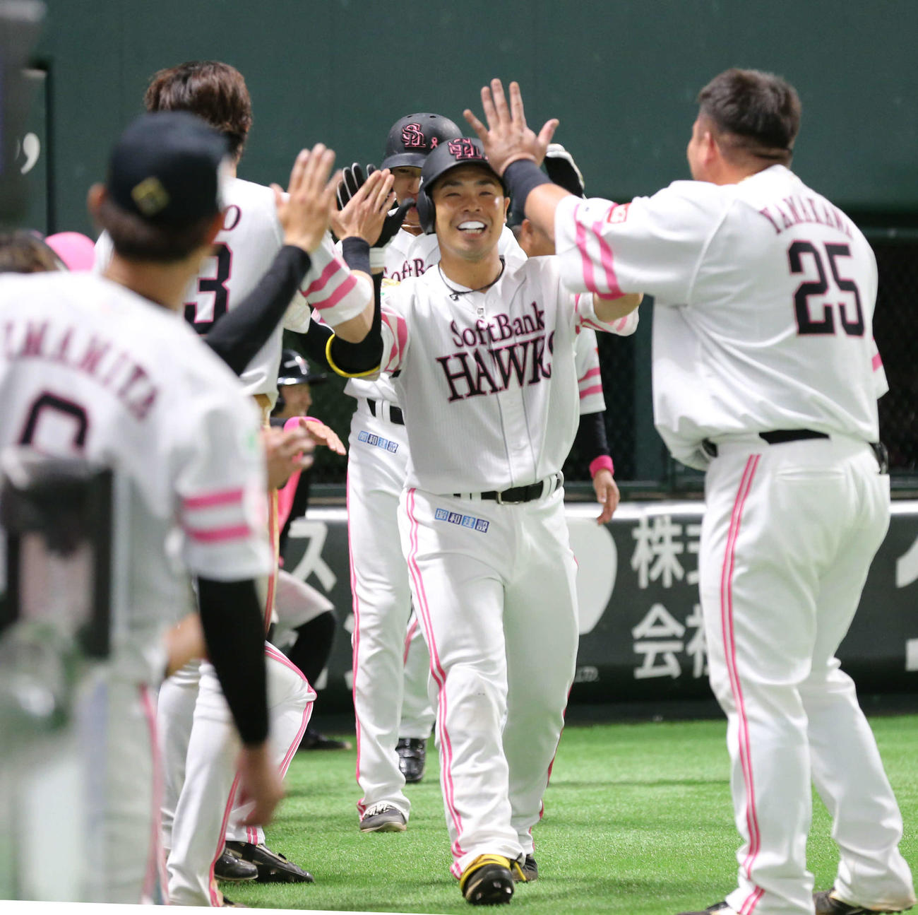 ソフトバンク対西武　8回裏ソフトバンク1死一塁、近藤は逆転となる右越え2点本塁打を放ちベンチのナインとハイタッチ（撮影・梅根麻紀）