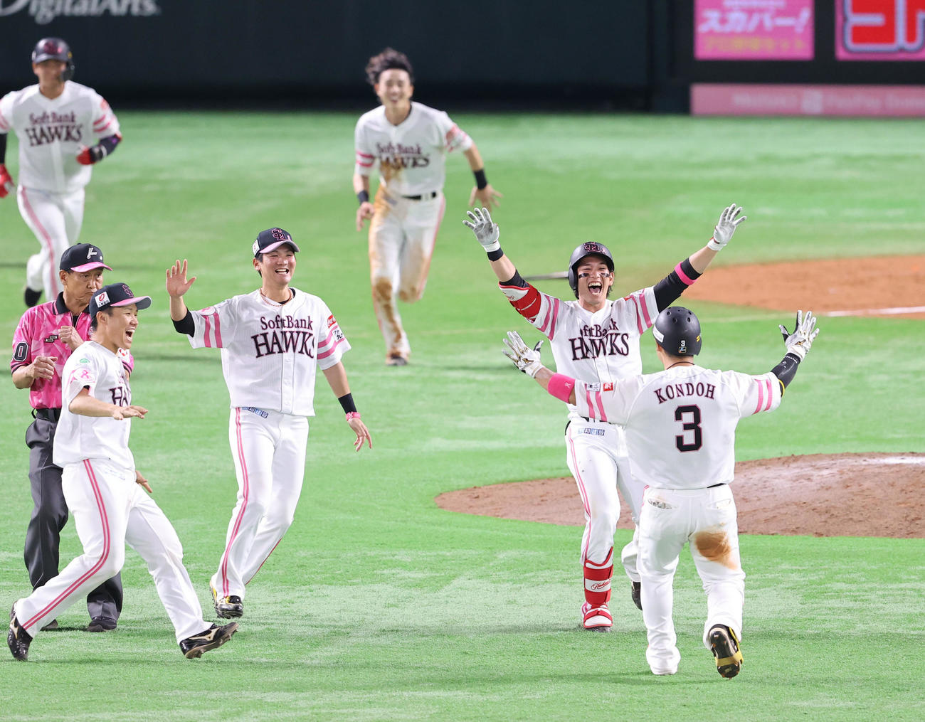 ソフトバンク対西武　9回裏ソフトバンク1死一、二塁、サヨナラとなる右越え適時二塁打を放った近藤に駆け寄るソフトバンクナイン（撮影・梅根麻紀）