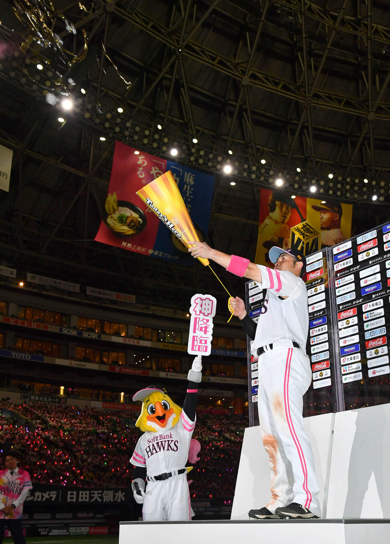 ソフトバンク対西武　西武にサヨナラ勝利し、お立ち台で巨大クラッカーで祝福する近藤（撮影・岩下翔太）