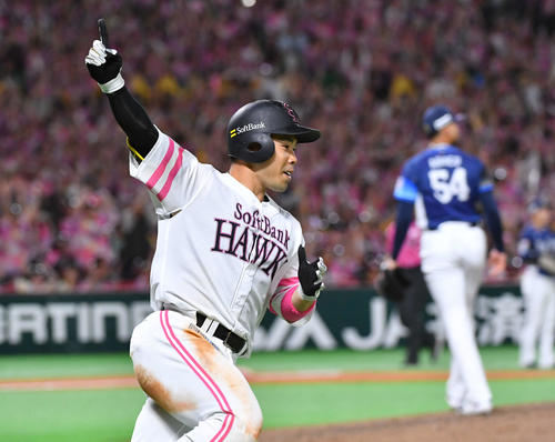 ソフトバンク対西武　9回裏ソフトバンク1死一、二塁、右越えにサヨナラ打を放ち、指を突き上げる近藤（撮影・岩下翔太）