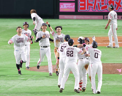 ソフトバンク対西武　9回裏ソフトバンク1死一、二塁、サヨナラとなる右越え適時二塁打を放った近藤に駆け寄るソフトバンクナイン（撮影・梅根麻紀）