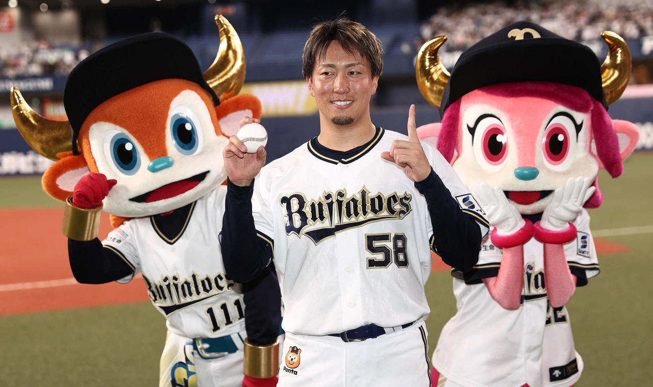 オリックス対楽天　移籍後初勝利の井口は1勝ポーズ（撮影・西尾就之）