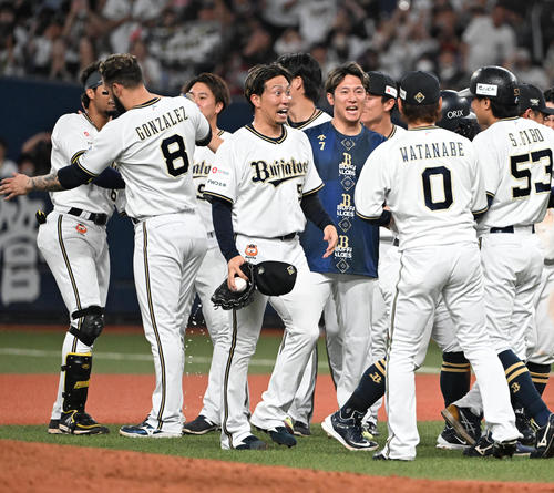 オリックス対楽天　ウイニングボールを手に喜ぶ井口（撮影・和賀正仁）
